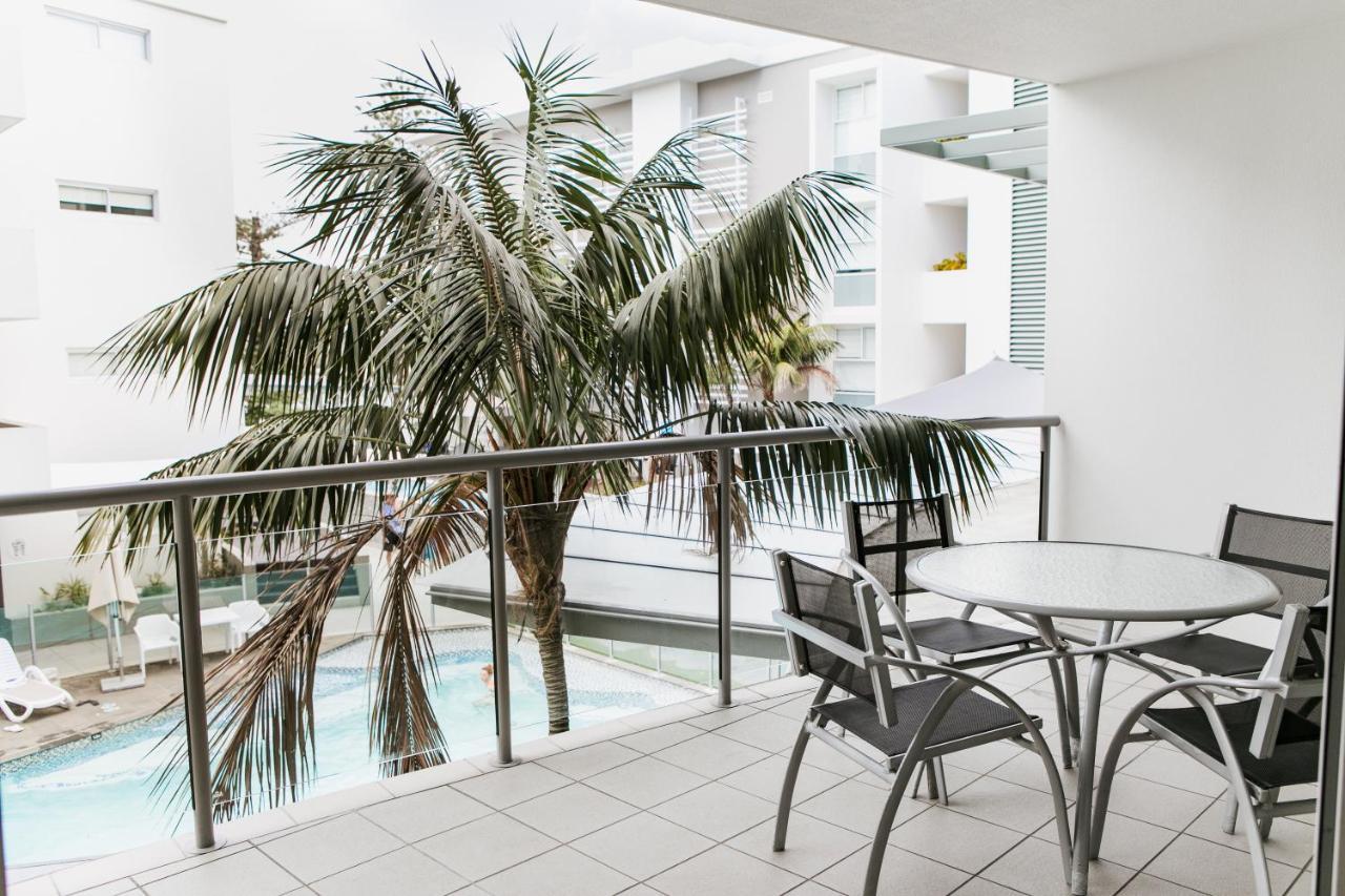 Rumba Beach Resort Caloundra Kültér fotó A balcony at the hotel
