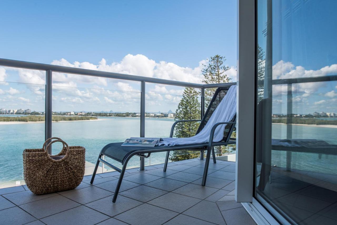 Rumba Beach Resort Caloundra Kültér fotó A balcony at the hotel